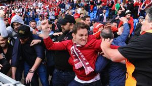 Fanii Sevillei și ai lui Liverpool s-au bătut înaintea finalei de la Basel. VIDEO | Momentul în care suporterii "cormoranilor" au început "distracția"