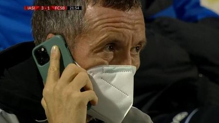 Mihai Stoica, explicație genială! Ce face cu telefonul la ureche pe banca FCSB: „Îmi place să ascult asta, e viața mea!”