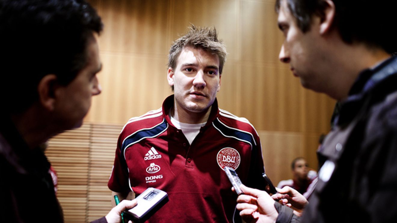 În Anglia este epidemie de AROGANȚĂ‚!** Bendtner a făcut SHOW într-o pizzerie! "Lumea se uita STUPEFIATĂ‚"