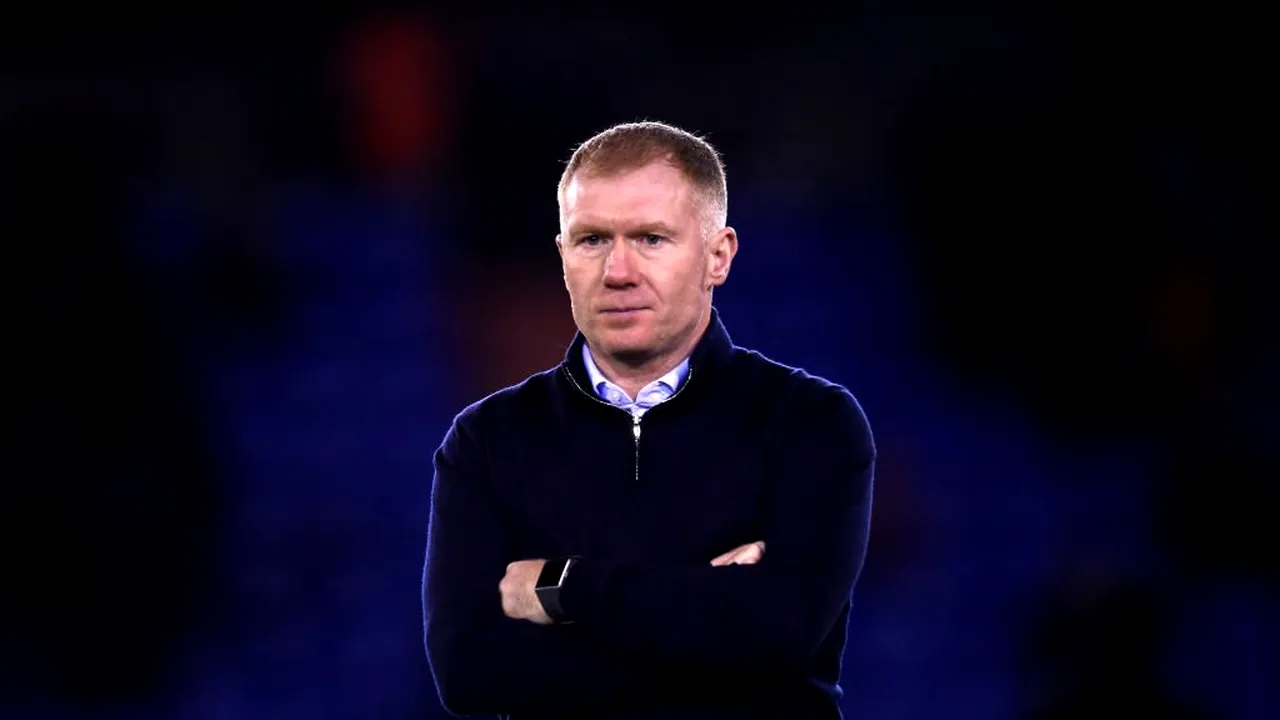 Prima experiență pentru antrenorul Paul Scholes s-a încheiat prematur: a demisionat după 5 meciuri. Un fost jucător din Liga 1 a avut onoarea de a lucra cu legenda lui Manchester United