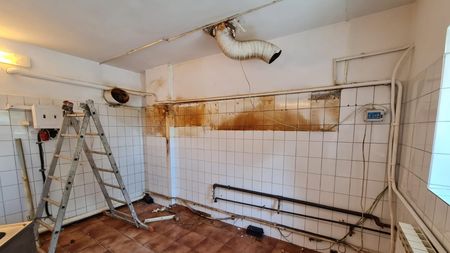 Imagini incredibile de la Săftica! Cum arăta înainte baza sportivă și cum a reușit Mario Nicolae să o renoveze: „Jucătorii erau nevoiți să pună o găleată pentru că ploua în vestiar” | FOTO EXCLUSIV