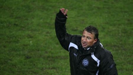 "Petrescu i-a izolat pe jucători acolo, pe câmp! **Nu se poate nici așa, să îi ții în lanțuri!"