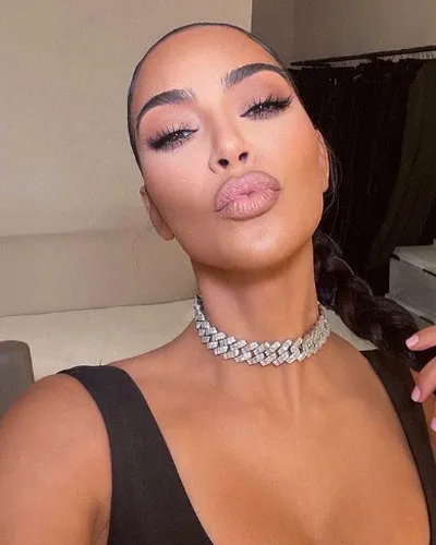 Kim Kardashian a încins rețelele de socializare cu cel mai recent selfie. Vedeta arată super hot în bikini