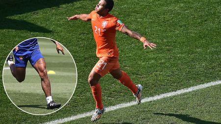 FOTO | Depay și-a șocat noii colegi de la United! "Nu mi-a venit să cred ce văd!"  IREAL: Cum arată picioarele olandezului