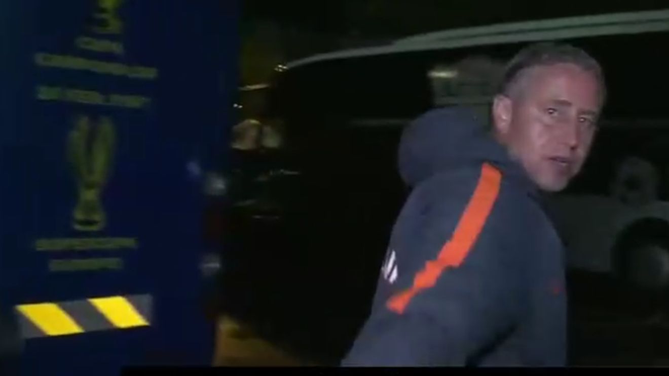 FOTO | Reghecampf, surprins în timp ce încerca să-i dea indicații secundului la pauza meciului. Reacția tehnicianului FCSB când a văzut camerele