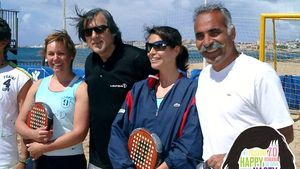 Mesaj amuzant de Happy Nasty Day transmis în română de iranianul Mansour Bahrami: "Hai, Ilie, SĂ‚ NE...nu o să spun continuarea!" 