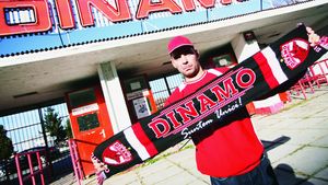 "Mutu" a luat cuvântu''!** Povestea fanului dinamovist care scrie Steaua cu litere mici