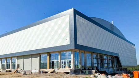 „Minunea din Suceava” a apărut și e mai frumoasă decât se așteptau toți. Noua sală polivalentă de 35 de milioane de euro arată demențial