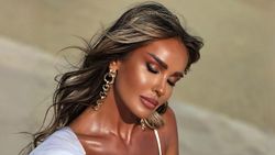 Diana Munteanu, sesiune foto spectaculoasă într-o fustă transparentă: „Ai defecte?”