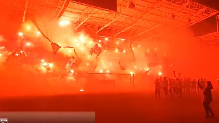 Handbalistele de la Rapid, felicitate ca la carte de galerie pe noul stadion din Giulești! Atmosferă incendiară după ce au cucerit titlul | VIDEO