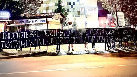 Suporterii Politehnicii Iași, solidari cu familiile care și-au pierdut bebelușii în ”Spitalul Morții”. Au protestat la poarta unității medicale: ”Incendii, bacterii și incompetență crasă, tratamentul oferit copiilor din țara noastră”