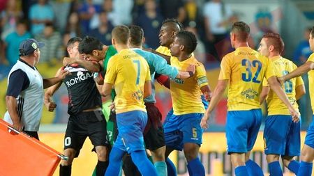 FOTO - Bornescu și-a ieșit din minți: l-a mușcat de două ori pe Bawab! Totul a degenerat într-o bătaie generală la Ploiești