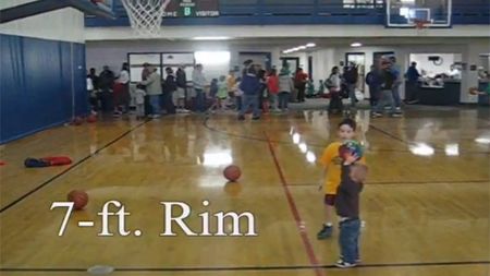 VIDEO de SENZAȚIE!** La nici doi ani împliniți, Titus se recomandă ca o viitoare stea a NBA-ului! Trick-shot-urile care l-au făcut deja celebru