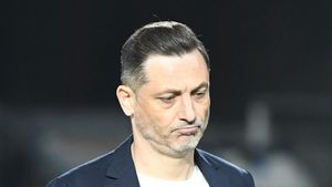 Mirel Rădoi a schimbat programul Universităţii Craiova, fiindcă avea prea puţini jucători la dispoziţie la plecarea în stagiul de vară! Oltenii şi-au stabilit două meciuri amicale