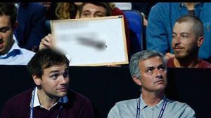 Mourinho a ajuns de râsul Angliei, după dezastrul prin care trece Chelsea. FOTO | Mesajul afișat de fanul din imagine