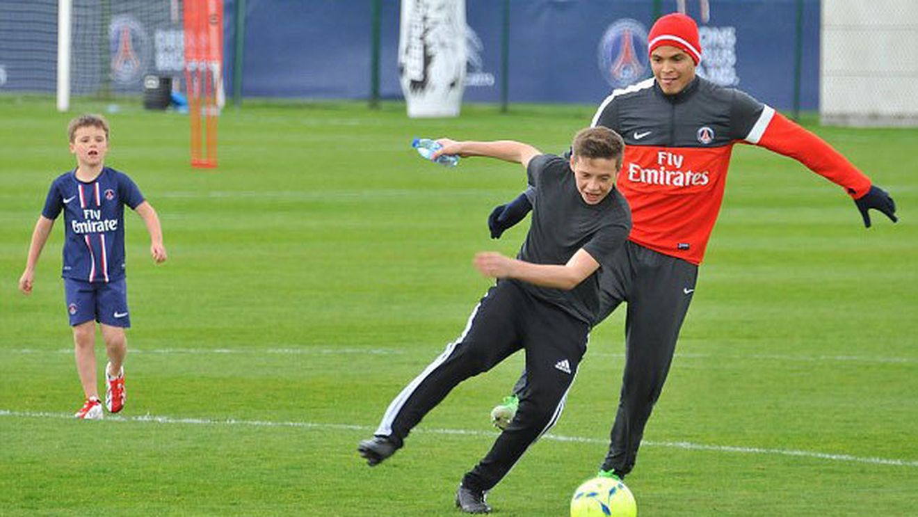 Băieții lui Beckham au fost în centrul atenției la antrenamentul lui PSG.  VIDEO - Brooklyn a făcut "elasticul" pe lângă Thiago Silva, James a "băgat material" la Ibra:)