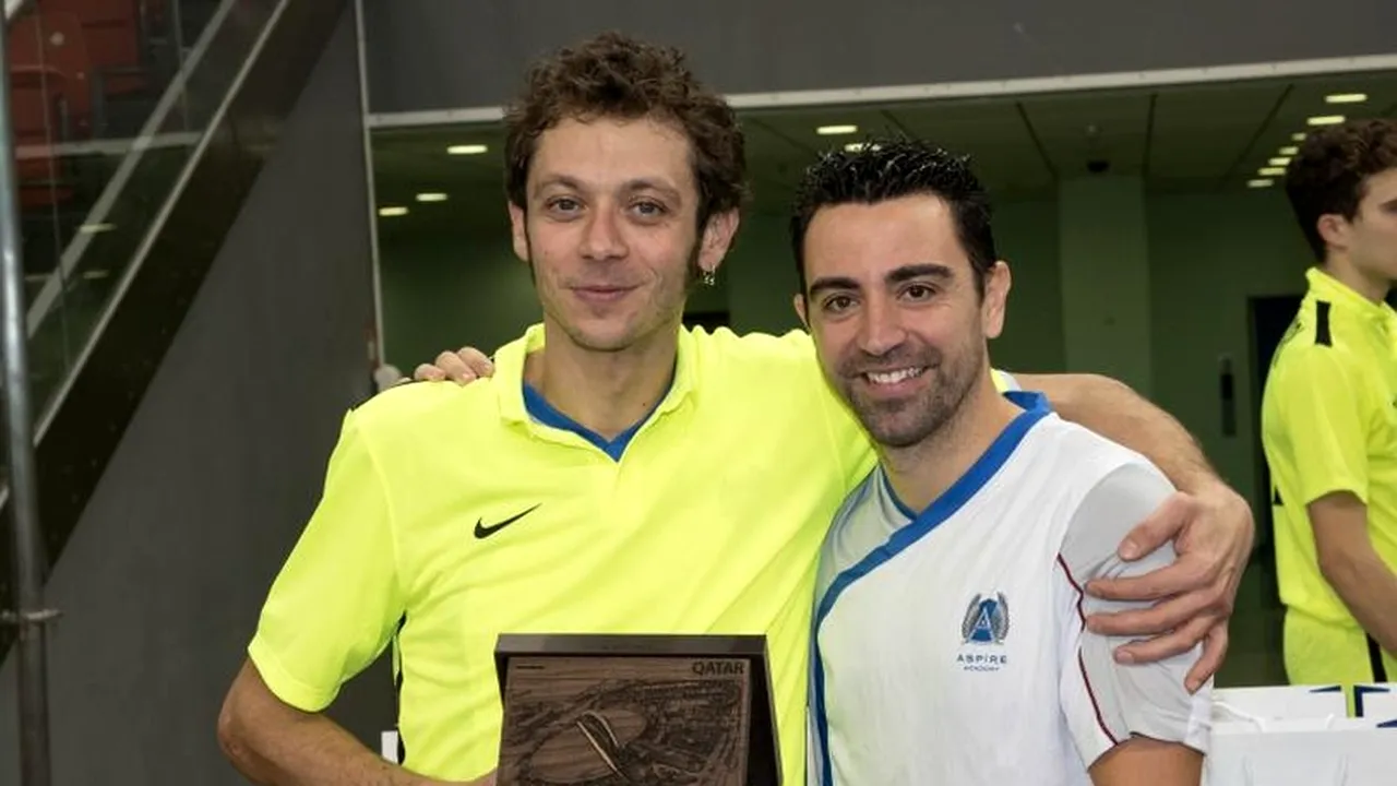 FOTO | Fotbal între legende în Qatar înaintea startului noului sezon din MotoGP. Valentino Rossi și Xavi s-au duelat pe teren
