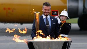 Cel mai controversat fotbalist englez face praf spiritul olimpic!** David Beckham, luat la ochi: "27 de milioane pentru niște artificii și costumul lui Becks! Sug bani de la clasa muncitoare"