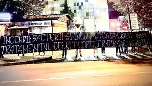 Suporterii Politehnicii Iași, solidari cu familiile care și-au pierdut bebelușii în ”Spitalul Morții”. Au protestat la poarta unității medicale: ”Incendii, bacterii și incompetență crasă, tratamentul oferit copiilor din țara noastră”
