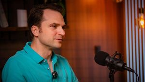 Legătura secretă dintre Sebastian Burduja și Miki Buzărnescu! „E o tipă mișto. Sper că nu i-am stricat stilul”