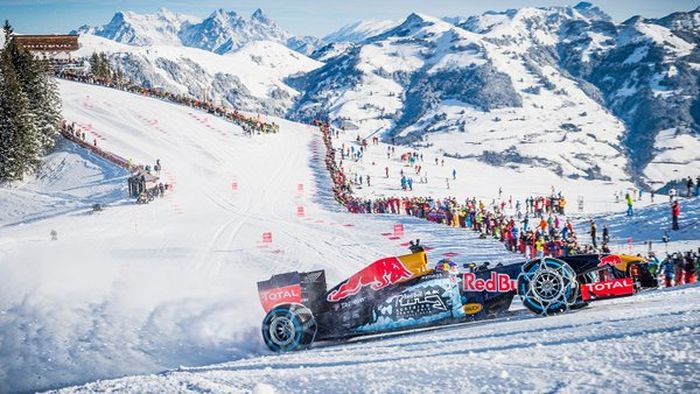 GALERIE FOTO | Cel mai tânăr pilot din istoria Formulei 1 s-a dat cu bolidul de 800 de cai putere pe pista de schi
