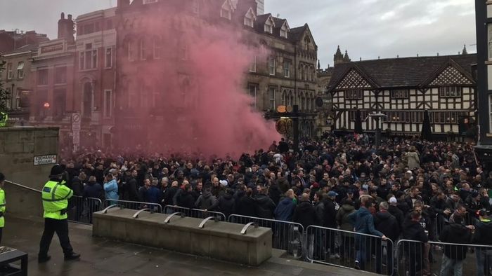 Olandezii au ajuns la Manchester și i-au ironizat pe adversari, cântând "You'll Never Walk Alone". VIDEO | Supoterii lui Feyenoord au blocat întreg orașul înaintea meciului cu City