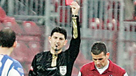 Cadu a luat două „galbene" în două minute!