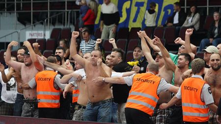 Incidente violente în Bosnia după meciul Croația - Spania!** Doi polițiști au fost răniți și șapte persoane au fost arestate