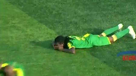 Groaznic! Incident incredibil petrecut în timpul unui meci de fotbal. Un fundaș a avut nevoie de îngrijiri medicale | VIDEO