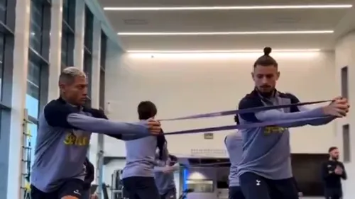 Cum l-a șocat Radu Drăgușin pe brazilianul Richarlison în prima zi a românului la Tottenham! Imaginile sunt virale