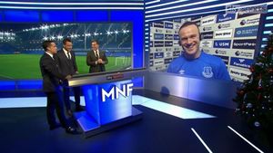Ca între legende :). Rooney către Carragher, în direct: "Carra, bluza ta era groaznică". VIDEO | Replica fostului fundaș de la Liverpool i-a făcut pe fani să râdă cu lacrimi