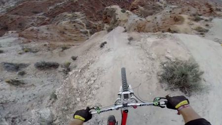 VIDEO | A sfidat moartea în acest clip uimitor, care a avut 28 de milioane de vizualizări pe YouTube. După doar 3 ani, a murit pe bicicletă!  