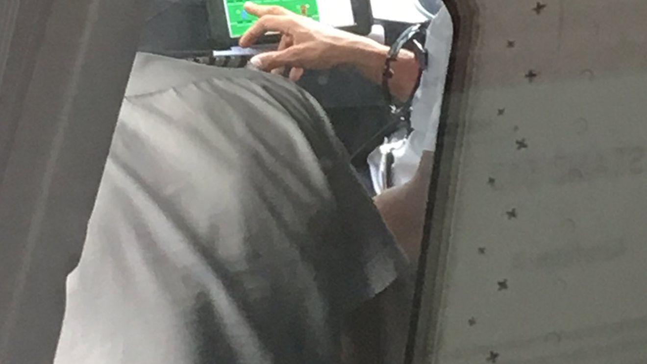 Când pasiunea pentru fotbal nu ține cont de nimic! FOTO | Cum a fost fotografiat un pilot de avion înainte de decolare :)