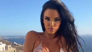 Ivana Knoll a comis-o din nou! Imagini uluitoare cu bruneta într-un costum de baie minuscul. Nu s-a sfiit să-și arate formele apetisante | GALERIE FOTO