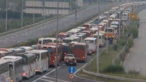 VIDEO IMPRESIONANT** Ă‚sta e modelul adoptat de fanii "câinilor" pentru finala Cupei! Cum a deplasat Aris 25.000 de fani în 360 de autocare