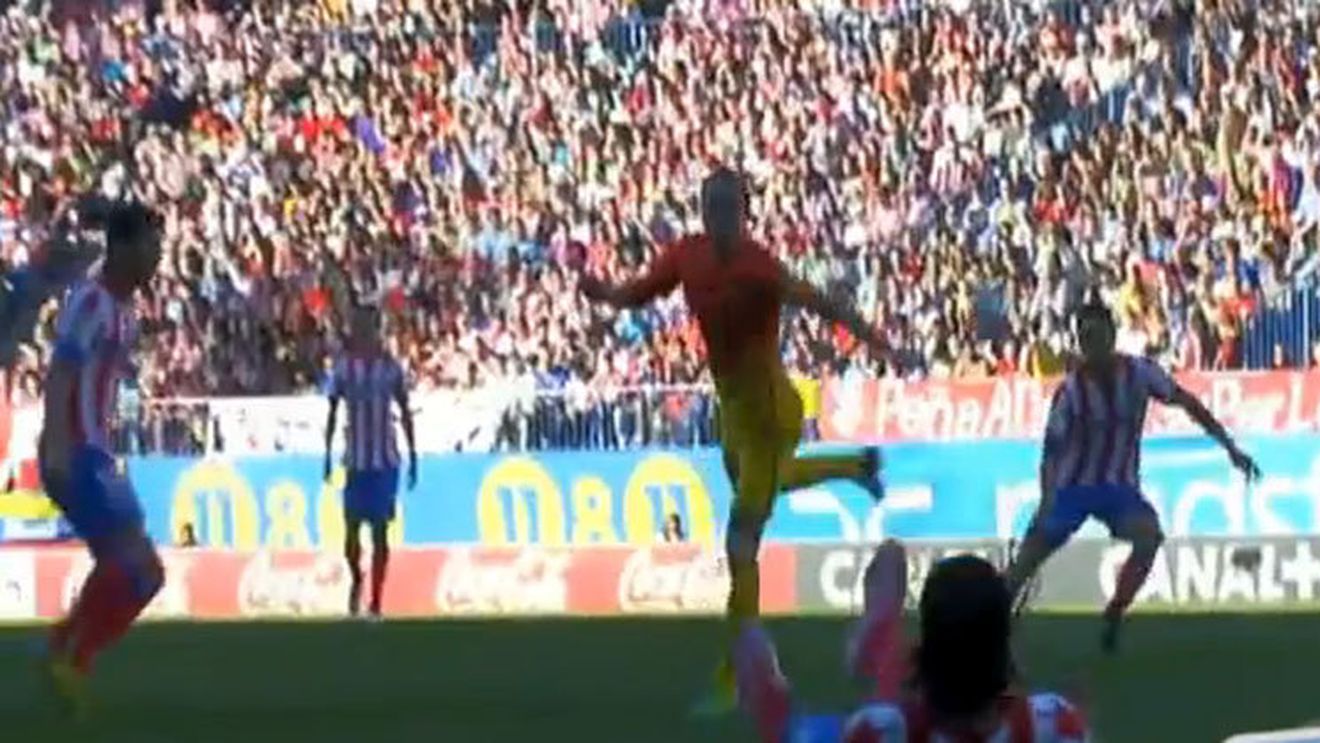 VIDEO Nu este fotbal, este MAGIE!** Iniesta a marcat al 22-lea titlu al Barcelonei cu cea mai originală pasă cu călcâiul din istorie