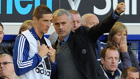 Mourinho l-a găsit vinovat pe Torres pentru eșecul de la Paris: "Golurile sunt treabă pentru atacanți adevărați. Eu a trebuit să improvizez cu Schurrle"