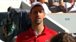 Novak Djokovic trăiește un coșmar! E păzit de poliție, a rămas fără telefon și este blocat de patru ore pe aeroportul din Melbourne