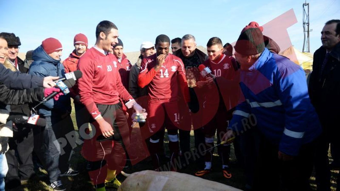 FOTO - Rapidiștii au sărbătorit primul loc în Seria I la pomana porcului! VIDEO - Moldovan s-a apucat de cântat la eveniment