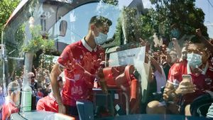 Suporterii lui Dinamo, atac la jucători imediat după meci, la Mediaș: „Mercenarilor! Ne băgați în «B»” | VIDEO