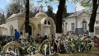 Cavoul lui Mircea Lucescu, loc de pelerinaj de Paşte. Zeci de români au trecut pe la mormântul fostului selecționer
