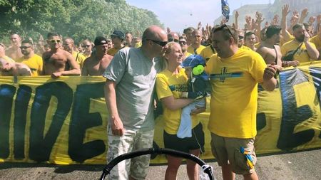 VIDEO | Momentul în care îți recapeți încrederea în omenire: 20.000 de ultrași i-au strigat numele unui copil bolnav, pe strada din fața spitalului
