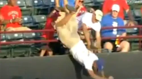 VIDEO ȘOCANT!** Un bărbat a murit, după ce căzut în cap încercând să prindă o minge la un meci de baseball