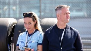 „Mă simt folosită. Mi-am irosit cei mai buni ani”. Controversata cumnată a lui Michael Schumacher, care face avere din pozele cu ea dezbrăcată, îl distruge pe fostul ei soț, Ralf Schumacher, după ce acesta a recunoscut că este homosexual