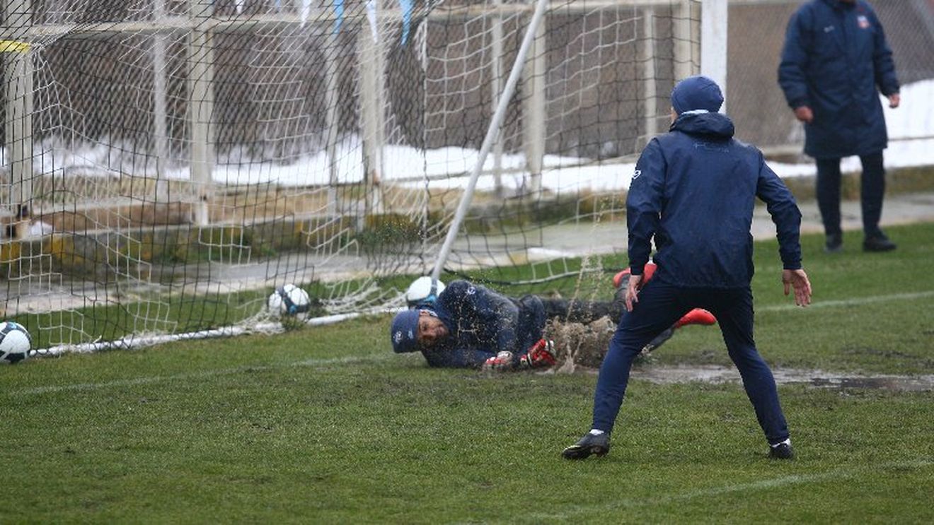 FOTO| Steaua s-a antrenat din nou în noroi! **"Trebuie să învingem și în mocirlă"