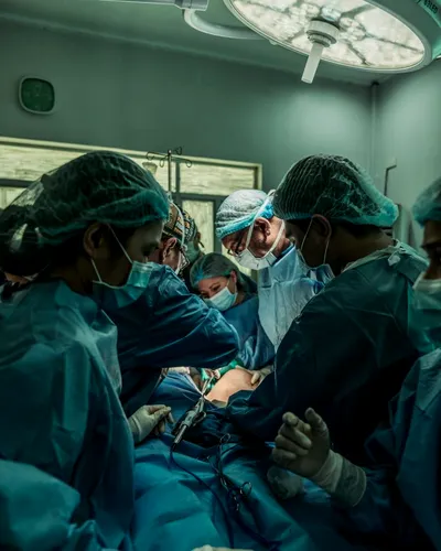 Un medic a fost amendat cu 2.700 de euro după ce a amputat piciorul greșit al unui bolnav. Bărbatul a rămas fără ambele picioare