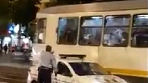 O mașină de la Rutieră a blocat linia tramvaiului 32. VIDEO