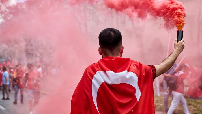 Imagini cu bătaia generală de la EURO 2024, din fan zone, dintre susținătorii Turciei și cei ai Olandei! Scandalul a pornit după ce olandezii i-au provocat pe turci: poliția germană a intervenit de urgență, după ce suporterii și-au cărat pumni și picioare