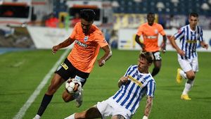 Jucătorii lui Leo Grozavu acuză arbitrajul după Poli Iași - Universitatea Craiova 1-4: „Suntem prea mici!”. Cum s-a apărat omul care și-a lăsat echipa în inferioritate numerică