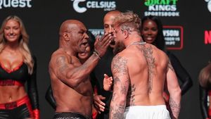 Mike Tyson i-a tras o palmă lui Jake Paul la ultima întâlnire înainte de luptă